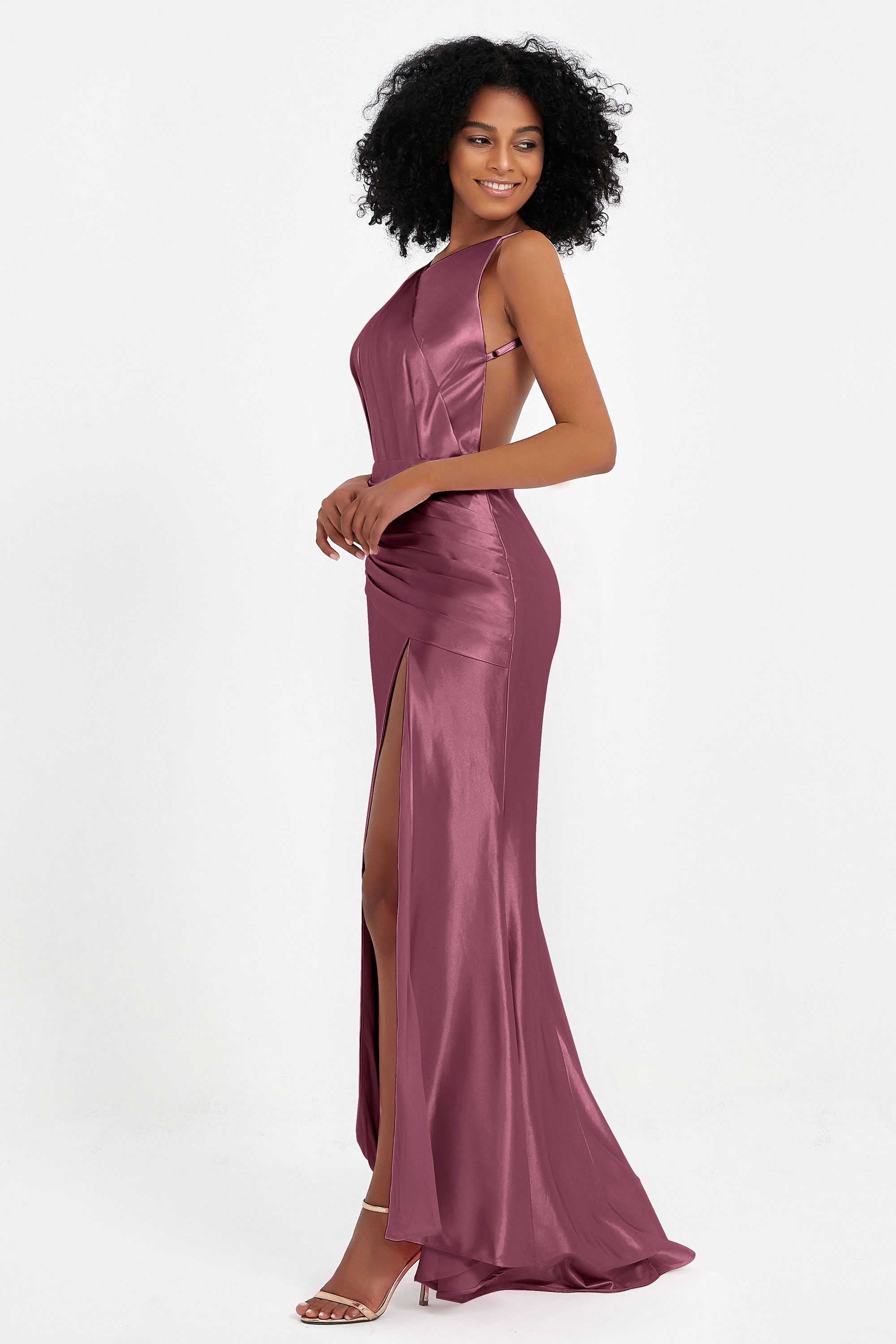Elisabete | Vestido Maxi em Cetim Plissado com Abertura — Amora