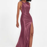 Elisabete | Vestido Maxi em Cetim Plissado com Abertura — Amora