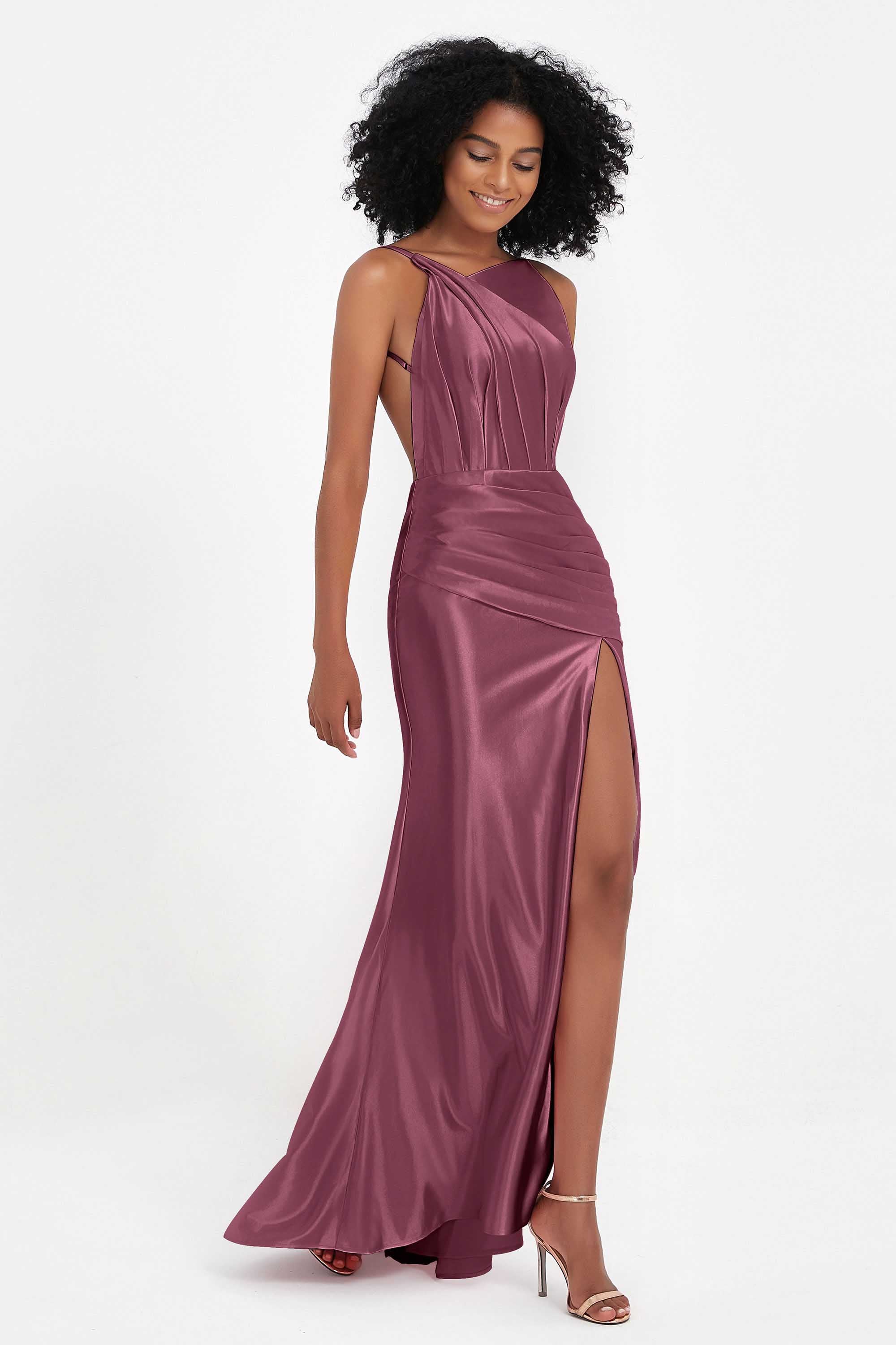 Elisabete | Vestido Maxi em Cetim Plissado com Abertura — Amora