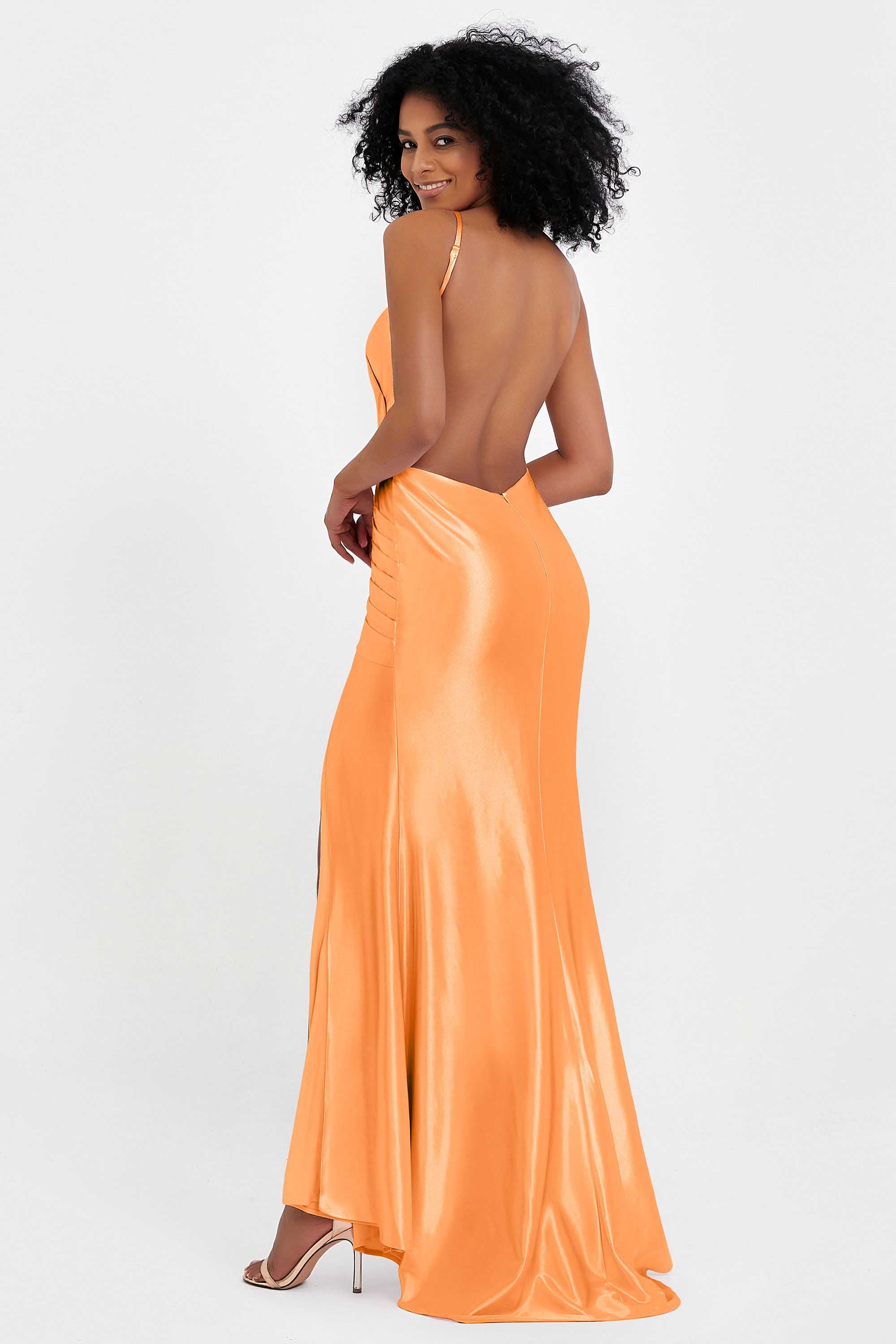 Elisabete | Vestido Maxi em Cetim Plissado com Abertura — Laranja