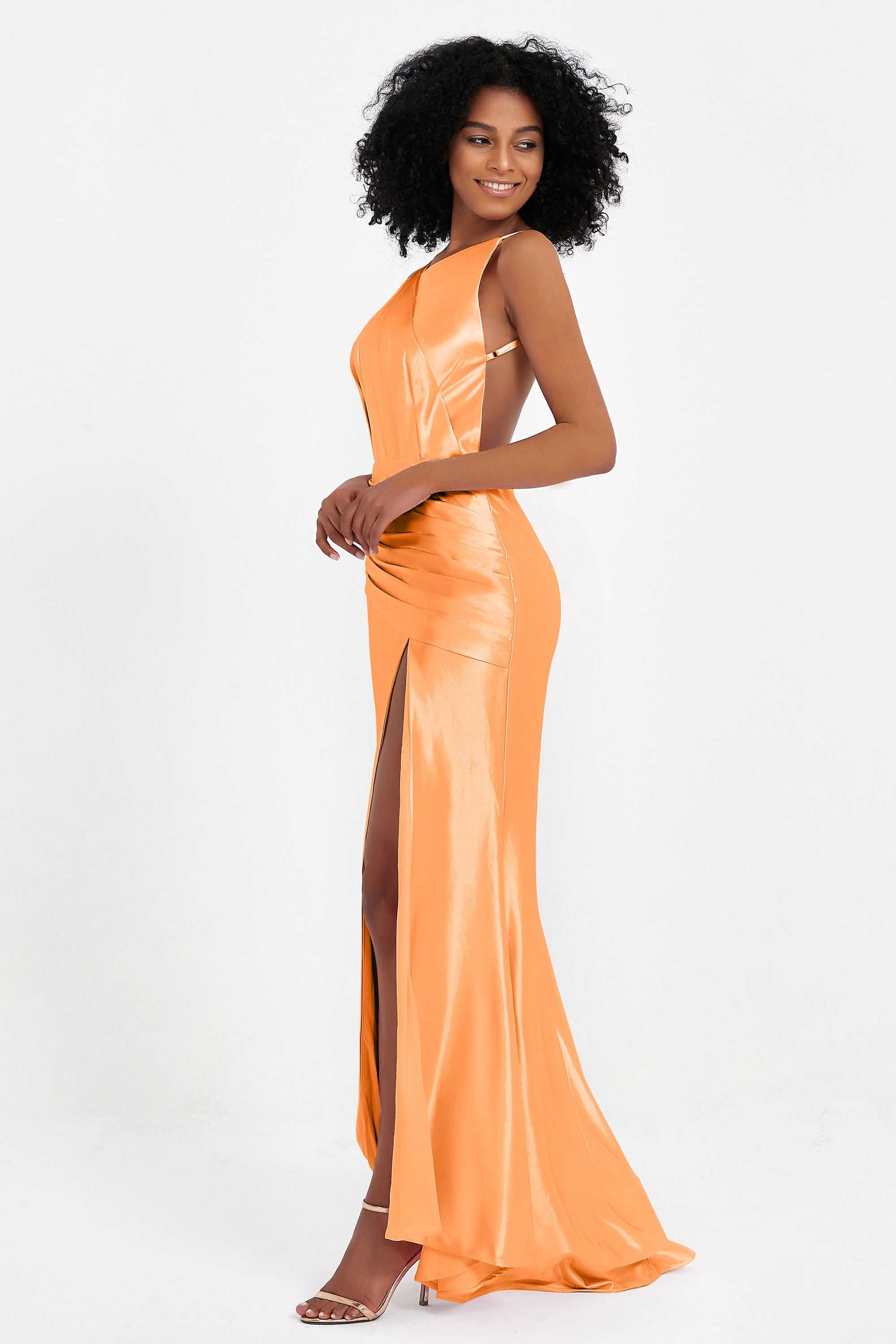 Elisabete | Vestido Maxi em Cetim Plissado com Abertura — Laranja