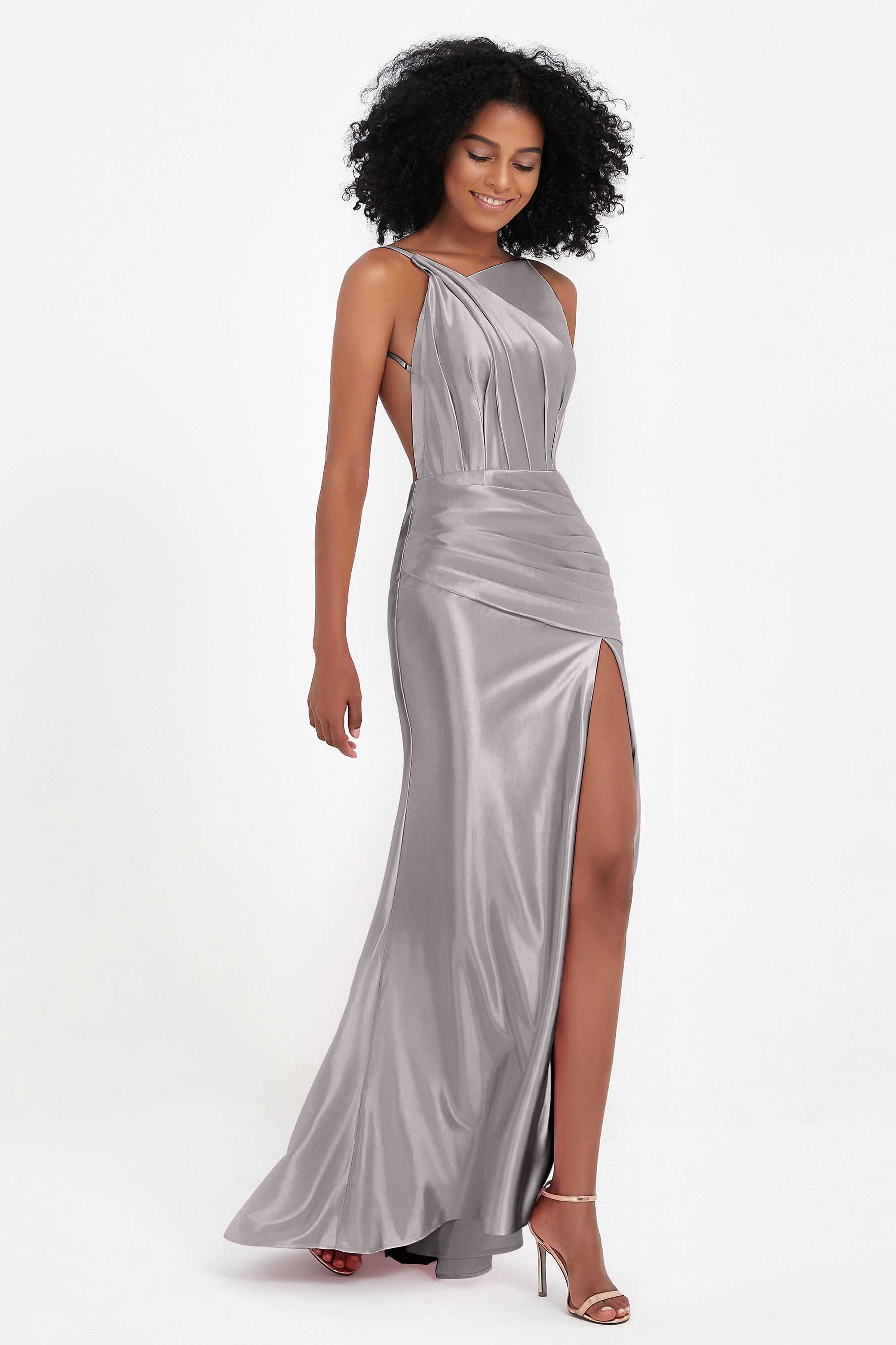 Elisabete | Vestido Maxi em Cetim Plissado com Abertura — Prateado