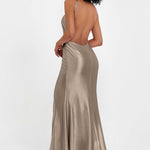 Elisabete | Vestido Maxi em Cetim Plissado com Abertura — Taupe