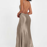 Elisabete | Vestido Maxi em Cetim Plissado com Abertura — Taupe