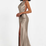 Elisabete | Vestido Maxi em Cetim Plissado com Abertura — Taupe