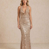 Vestido longo de lantejoulas com decote halter