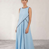 Vestido longo fluido com detalhe estruturado