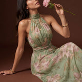 Vestido longo com decote halter e estampado floral