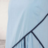 Vestido longo fluido com detalhe estruturado