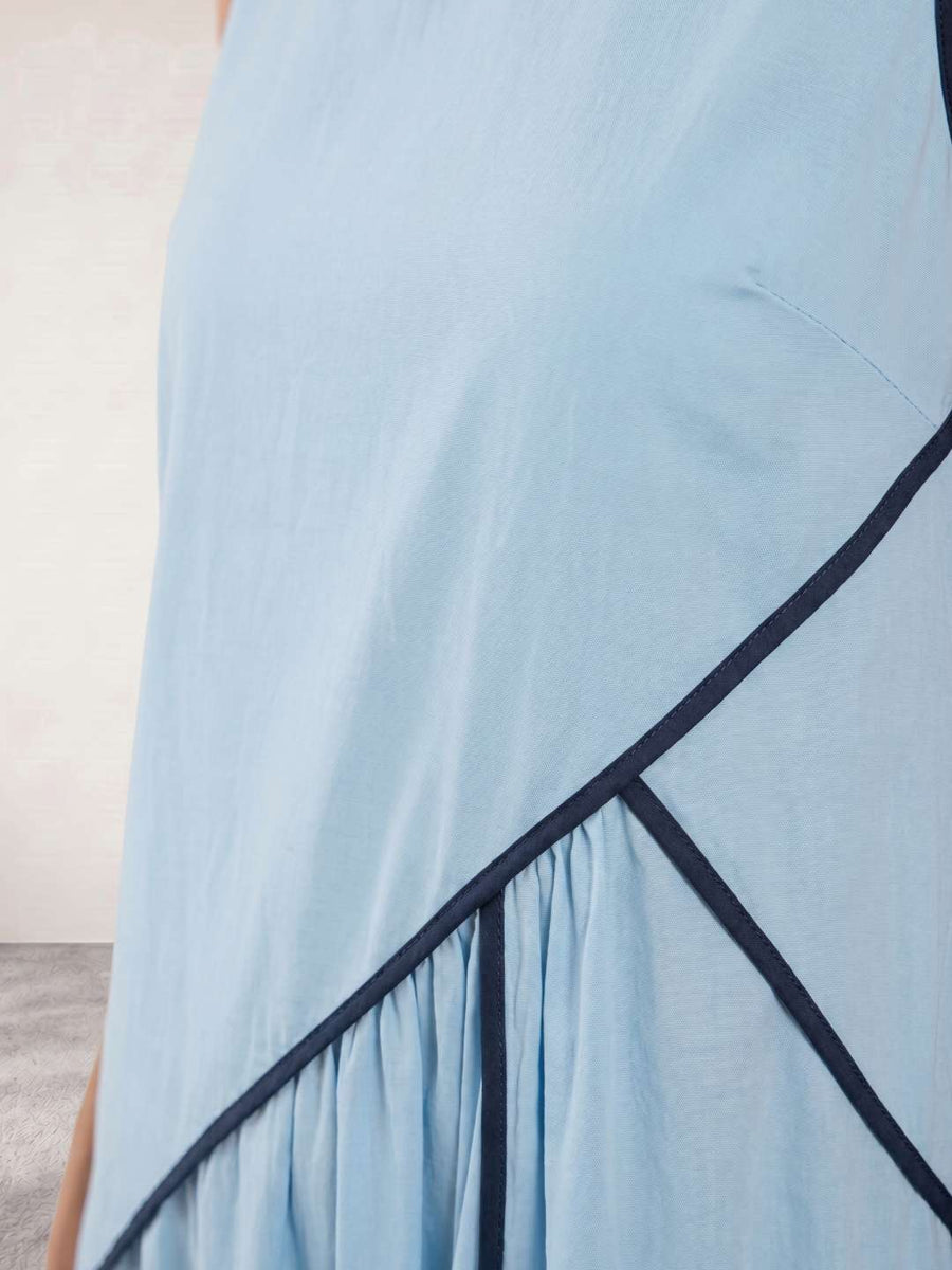 Vestido longo fluido com detalhe estruturado