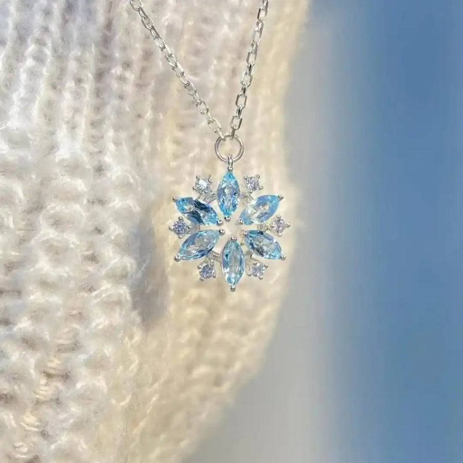 Colar Pendente Flor Azul em Ouro Branco