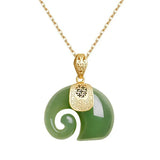 Colar Pendente Elefante em Jade — Corrente Banhada a Ouro 18K