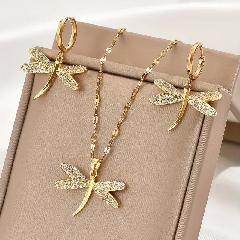 Colar Libélula Dourado com Brincos a Condizer Oferecidos