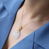 Colar Pendente Elefante em Jade — Corrente Banhada a Ouro 18K