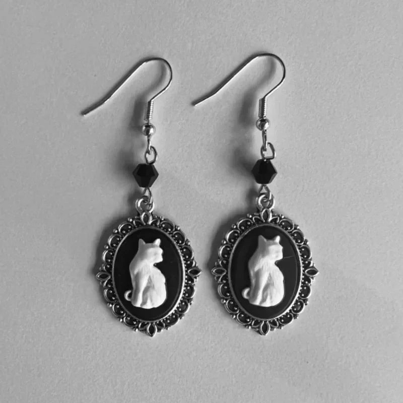 Brincos Pendentes Gato Branco Vintage — Armação Prateada