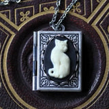 Colar Pendente Livro de Gato — Páginas Rotativas