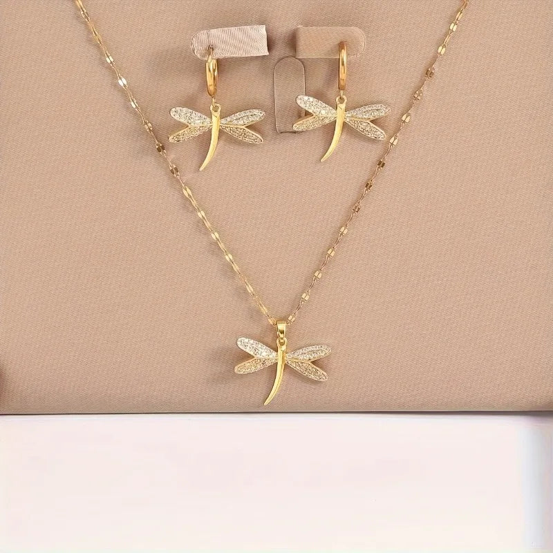 Colar Libélula Dourado com Brincos a Condizer Oferecidos