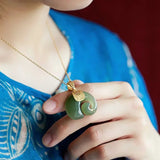 Colar Pendente Elefante em Jade — Corrente Banhada a Ouro 18K