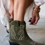Fernanda | Botins Curtos em Camurça Verde