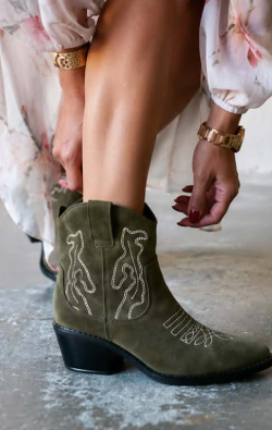 Fernanda | Botins Curtos em Camurça Verde
