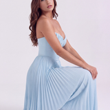 Vestido longo plissado com decote tomara que caia