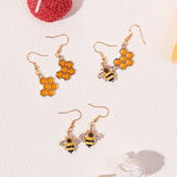 Boucles d'oreilles abeille dorée et nid d'abeille en cristal