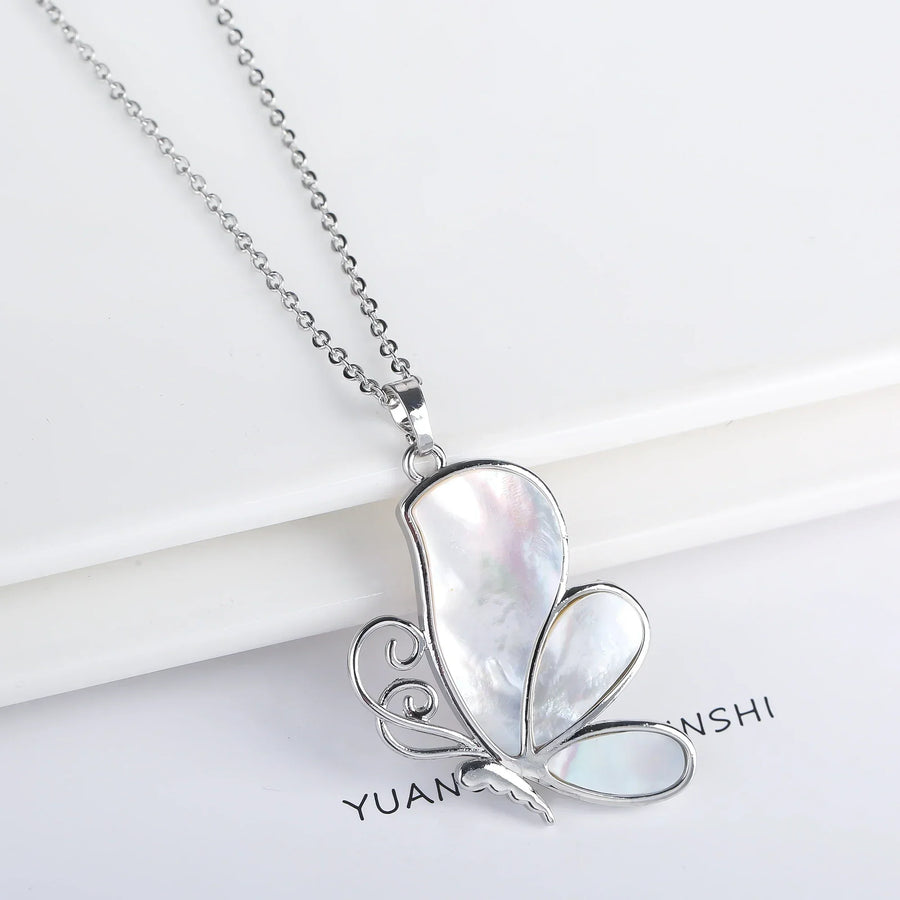 Collier pendentif papillon en coquillage naturel