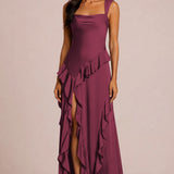 Amália Cabernet | Vestido de dama de honor evasê em cetim mate com folhos