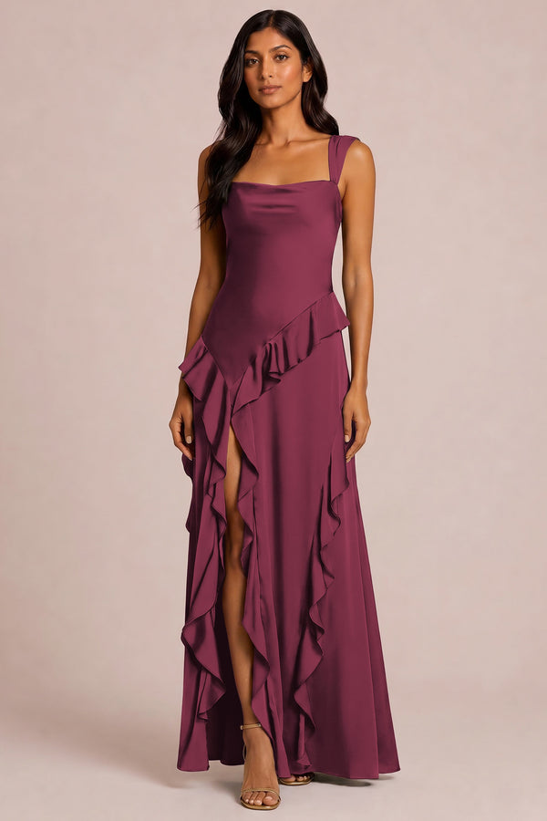 Amália Cabernet | Vestido de dama de honor evasê em cetim mate com folhos