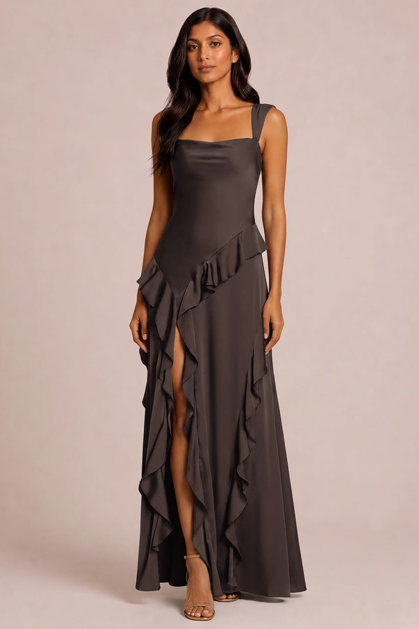 Amália Café | Vestido de dama de honor evasê em cetim mate com folhos