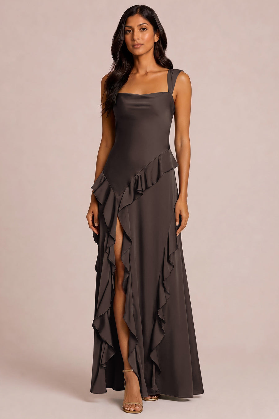 Amália Café | Vestido de dama de honor evasê em cetim mate com folhos
