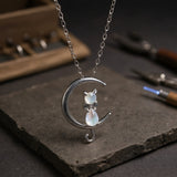 Croissant de lune et collier de chat en pierre de lune