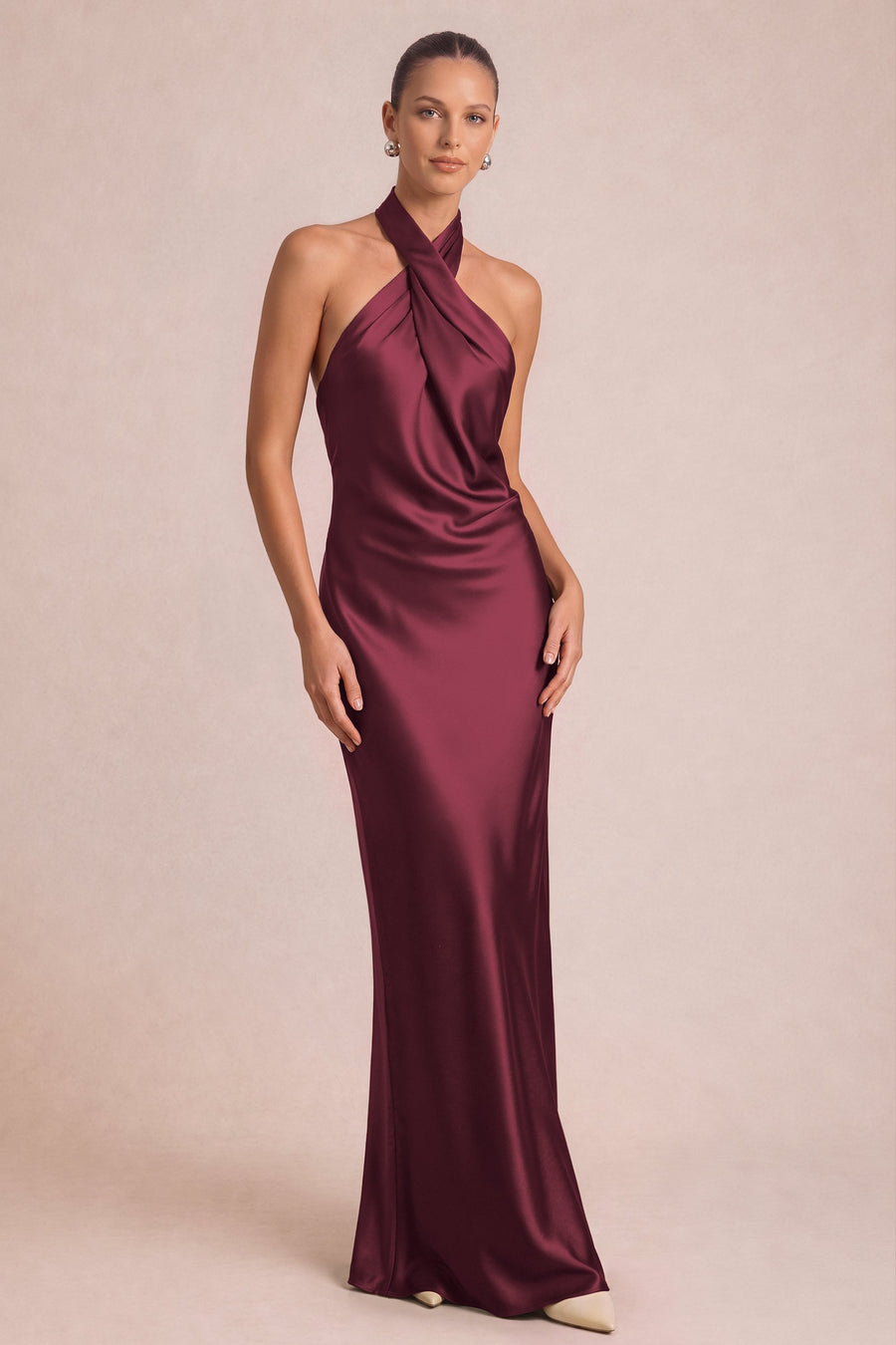 Alexandra Cabernet | Vestido comprido em cetim brilhante com decote halter