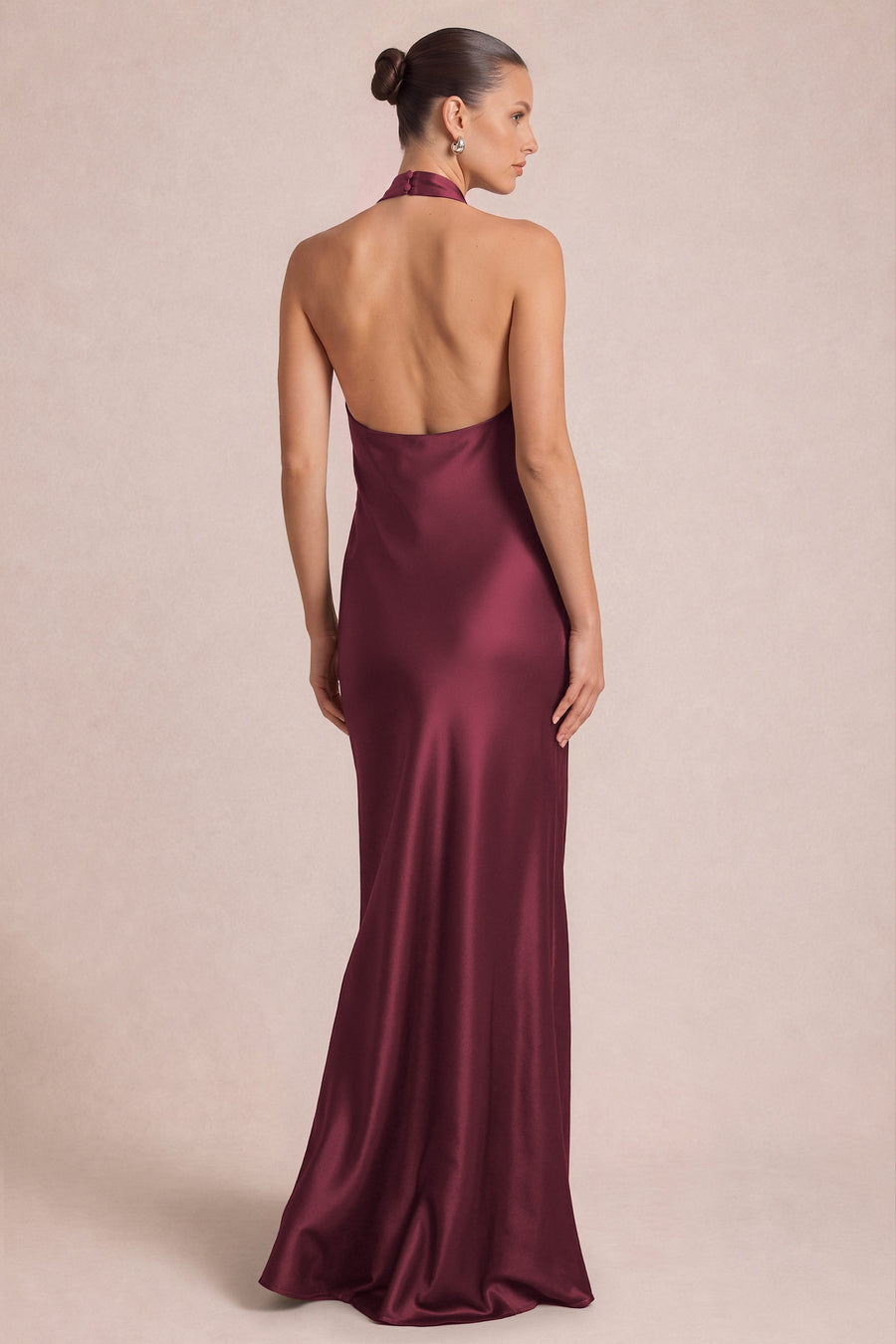Alexandra Cabernet | Vestido comprido em cetim brilhante com decote halter