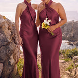 Alexandra Cabernet | Vestido comprido em cetim brilhante com decote halter