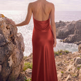 Alexandra Branco | Vestido comprido em cetim brilhante com decote halter