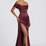 Ariana | Vestido com ombros descobertos em cetim mate com cauda