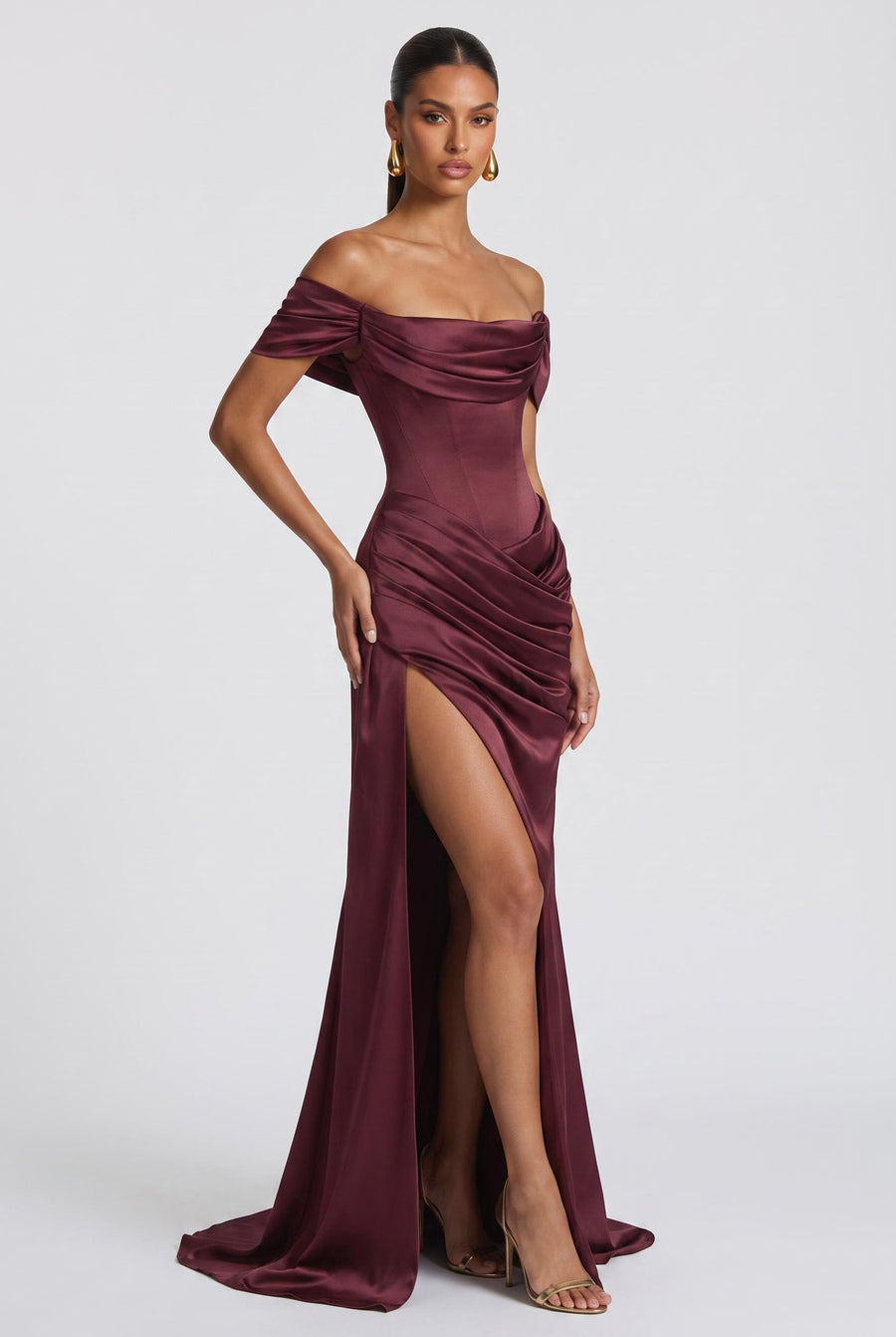 Ariana | Vestido com ombros descobertos em cetim mate com cauda