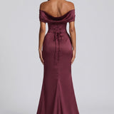Ariana | Vestido com ombros descobertos em cetim mate com cauda