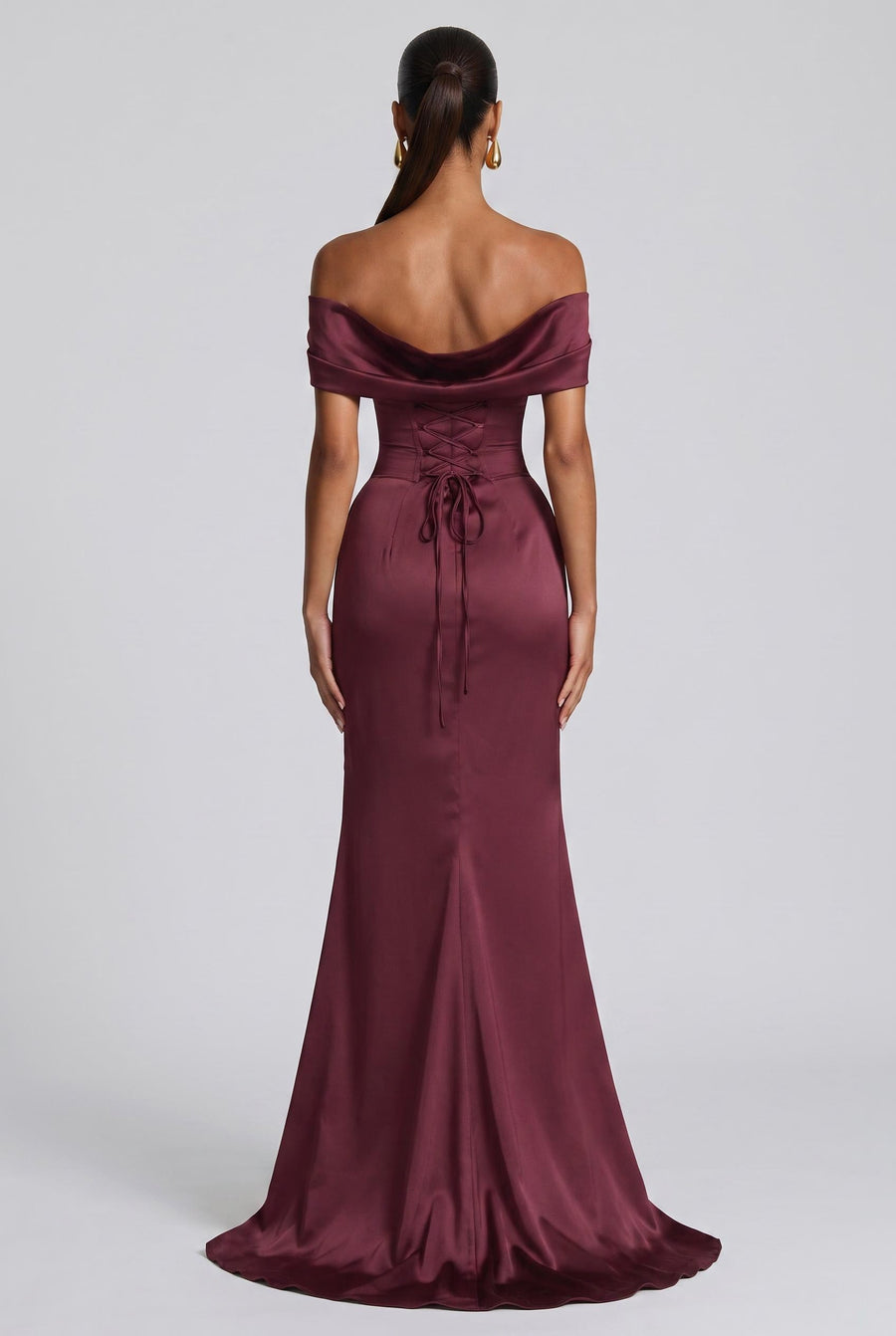 Ariana | Vestido com ombros descobertos em cetim mate com cauda
