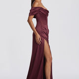 Ariana | Vestido com ombros descobertos em cetim mate com cauda