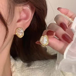 Brincos Pequenos com Pérola Irregular