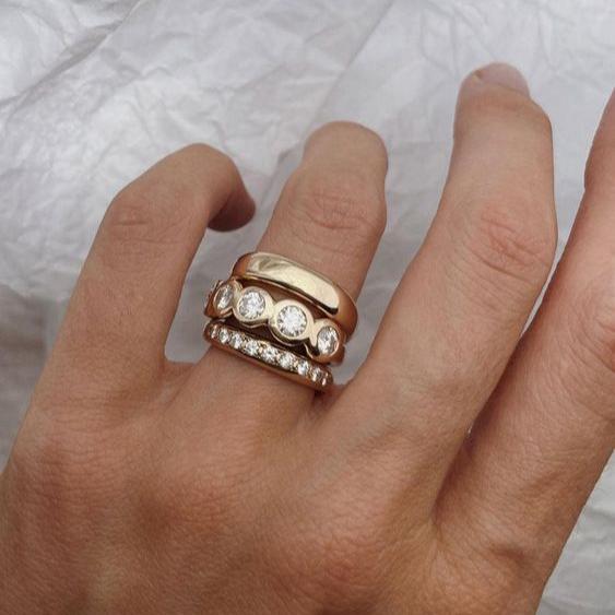 Anel Forjado Zircónias Dourado