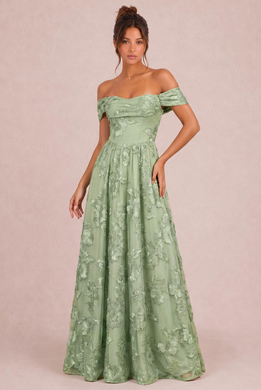 Cassandra | Vestido comprido evasê em rede elástica com aplicações