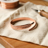 Pulseira em Cobre com Pena Gravada