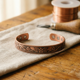 Pulseira em Cobre com Flores Gravadas e Ímanes