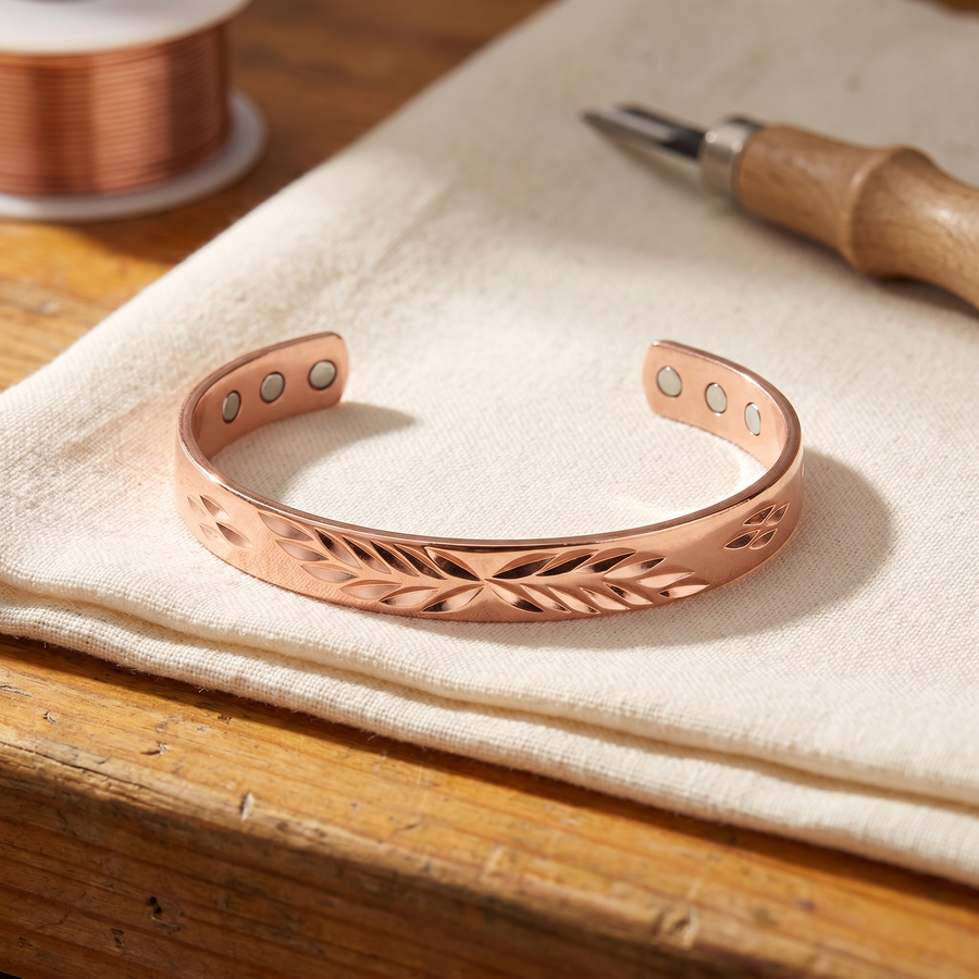 Pulseira Rígida Vazada em Cobre com Folhas