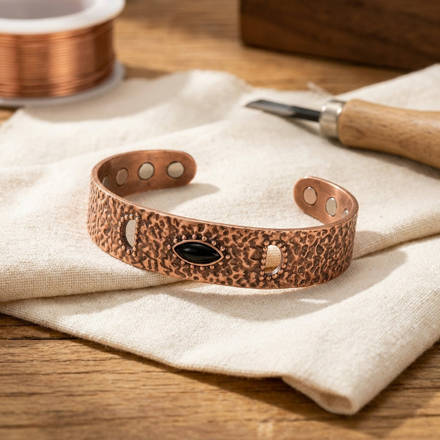 Pulseira Rígida Martelada em Cobre com Ónix