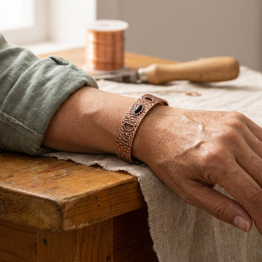 Pulseira Rígida Martelada em Cobre com Ónix