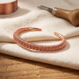 Pulseira Rígida de Fio Enrolado em Cobre
